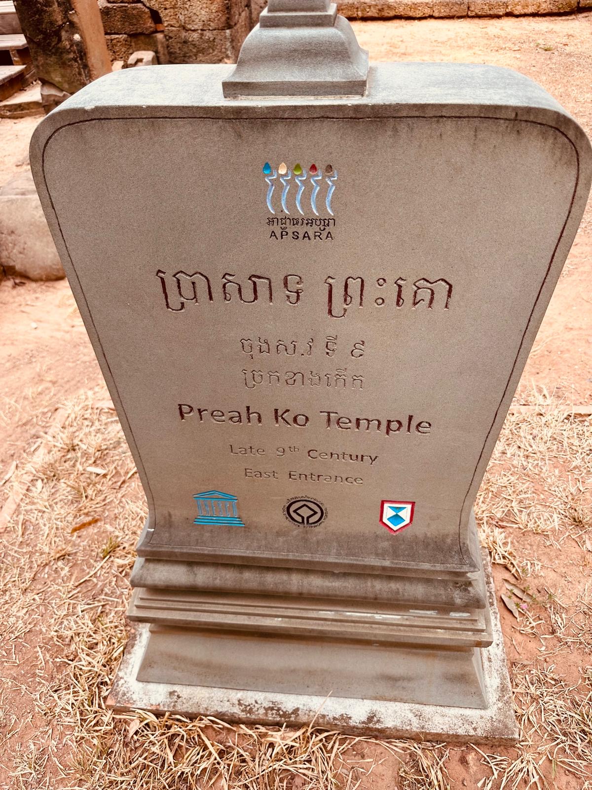 Hinweisschild am Osteingang des Preah-Ko-Tempels.